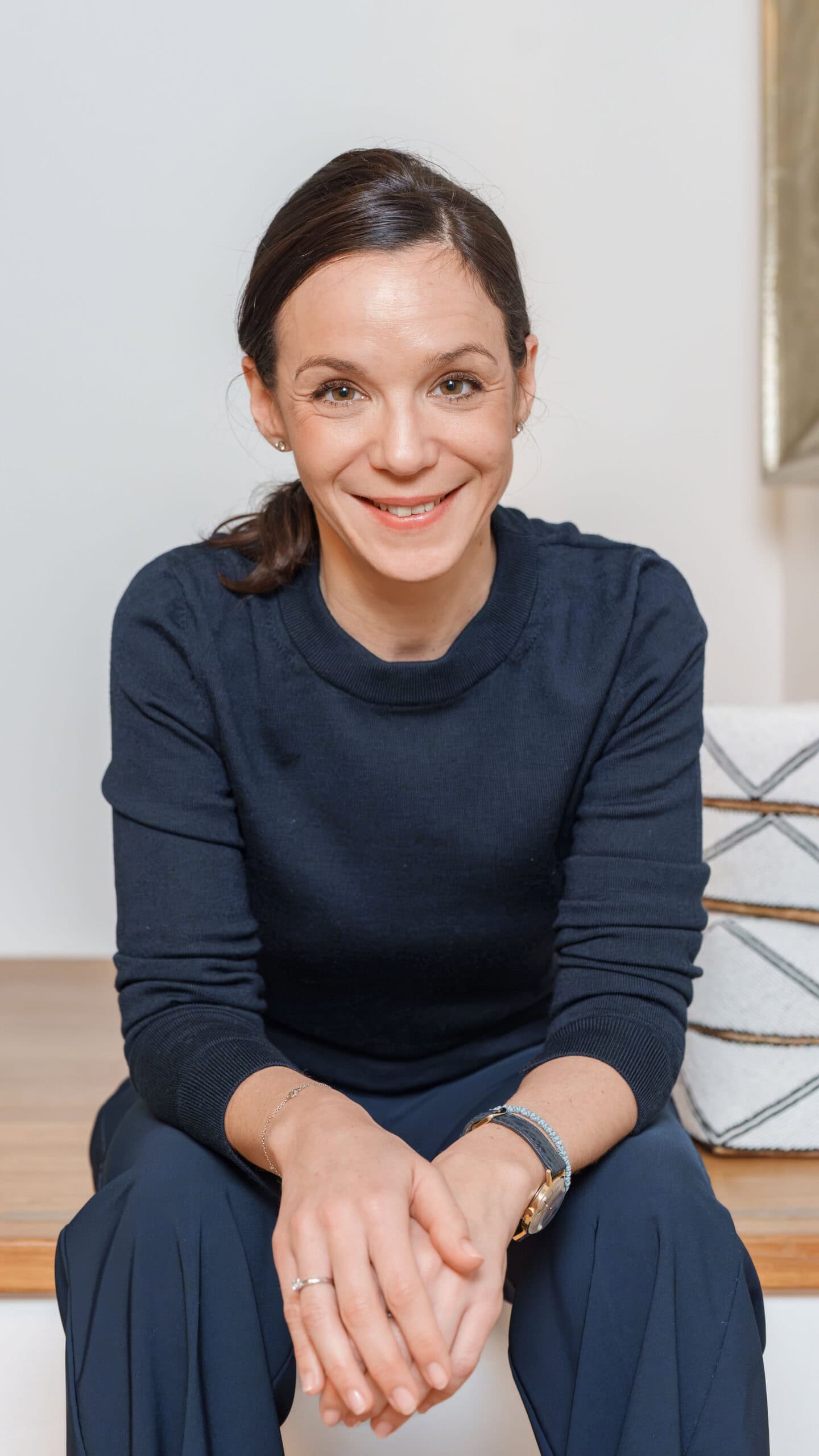 Mag. Katja Hautzinger sitzt auf Bank.